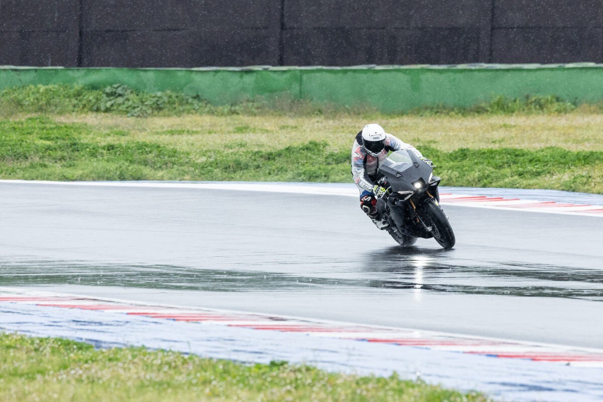 Bagnata e sottomessa: no, non è un porno anni 80 ma il primo test con la nuova Yamaha R9